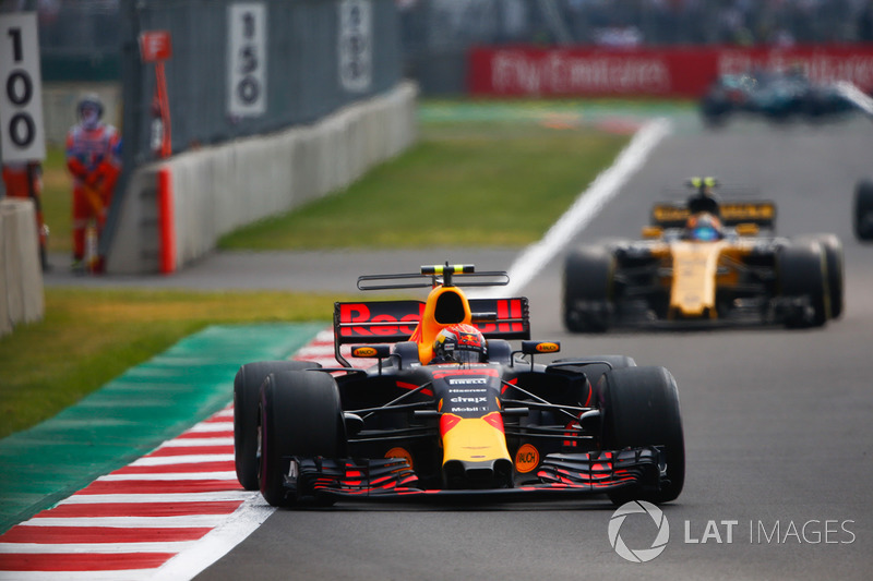 Max Verstappen, Red Bull Racing RB13, Carlos Sainz Jr., Renault Sport F1 Team RS17