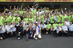 2017 World Champion Lewis Hamilton, Mercedes AMG F1 celebrates with his mother Carmen Lockhart and t
