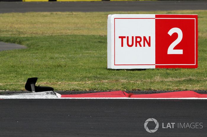 Restos de auto en la pista
