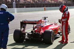 Kimi Raikkonen, Ferrari SF16-H stopt aan het einde van de pitlane