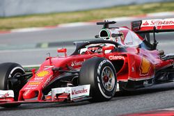 Kimi Raikkonen, Ferrari SF16-H, probando el Halo una protección para el habitáculo.