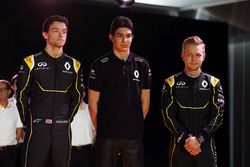 Jolyon Palmer, Renault Sport F1 Team avec Esteban Ocon, pilote d'essais Renault Sport F1 Team et Kevin Magnussen, Renault Sport F1 Team