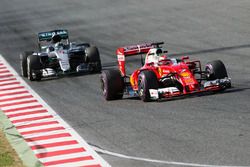 Kimi Raikkonen, Ferrari SF16-H devant Nico Rosberg, Mercedes AMG F1 W07 Hybrid