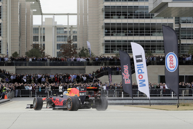 Daniel Ricciardo, Red Bull Racing geeft een demo bij het hoofdkantoor van ExxonMobil