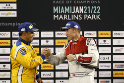 Podium : le vainqueur Juan Pablo Montoya et le deuxième Tom Kristensen