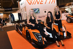 Ragazze allo stand Ginetta