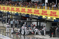 Esteban Gutierrez, Haas F1 Team VF-16 makes a pit stop