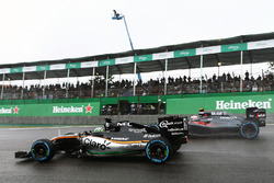 Nico Hulkenberg, Sahara Force India F1 VJM09 and Jenson Button, McLaren MP4-31 battle for position