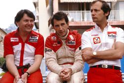 John Watson, McLaren Ford met teambaas Ron Dennis en ontwerper John Barnard