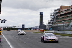 Drapeau à damier pour Lucas Auer, Mercedes-AMG Team HWA, Mercedes-AMG C63 DTM