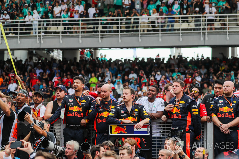 Команда Red Bull Racing празднует победу