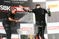 Pere Riba avec le vainqueur de la course et Champion du monde 2017 Jonathan Rea, Kawasaki Racing