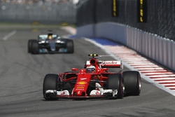Kimi Raikkonen, Ferrari SF70H, Lewis Hamilton, Mercedes AMG F1 W08