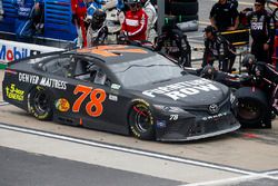 Martin Truex Jr., Furniture Row Racing Toyota, pit stop