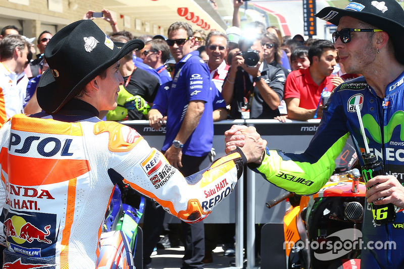 Marc Marquez dan Valentino Rossi saling mengucapkan selamat