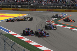 Romain Grosjean, Haas F1 Team VF-17 and Jolyon Palmer, Renault Sport F1 Team RS17 collide
