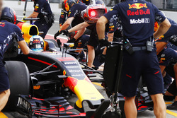 Daniel Ricciardo, Red Bull Racing RB13, pit stop action during practice