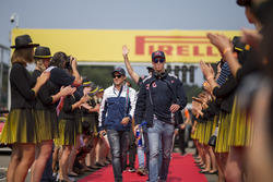 Daniil Kvyat, Scuderia Toro Rosso e Felipe Massa, Williams, nella drivers parade