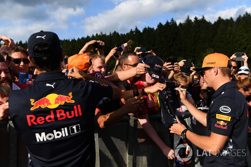 Daniel Ricciardo, Red Bull Racing and Max Verstappen, Red Bull Racing sign autographs for the fans