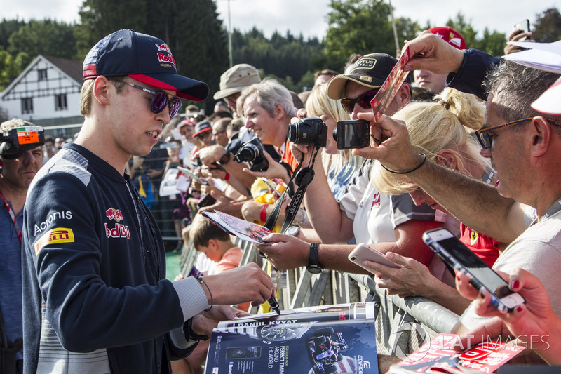 Daniil Kvyat, Scuderia Toro Rosso signs autographs for the fans