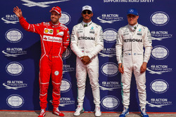 Sebastian Vettel, Ferrari, il poleman Lewis Hamilton, Mercedes AMG F1 e Valtteri Bottas, Mercedes AM