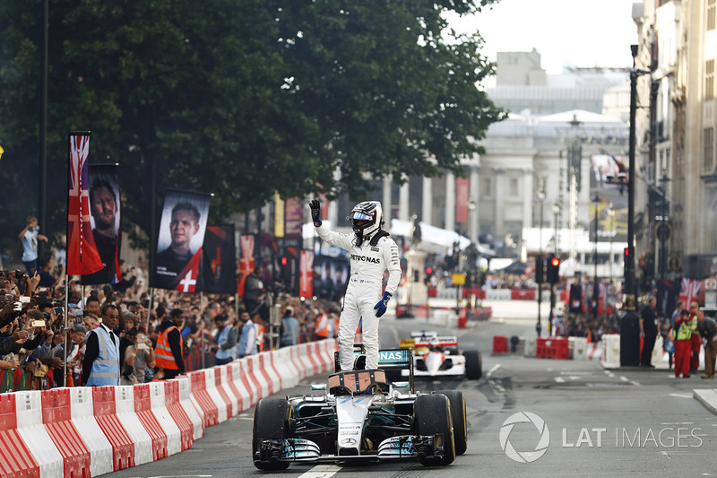 Valtteri Bottas, Mercedes, melakukan atraksi di jalanan