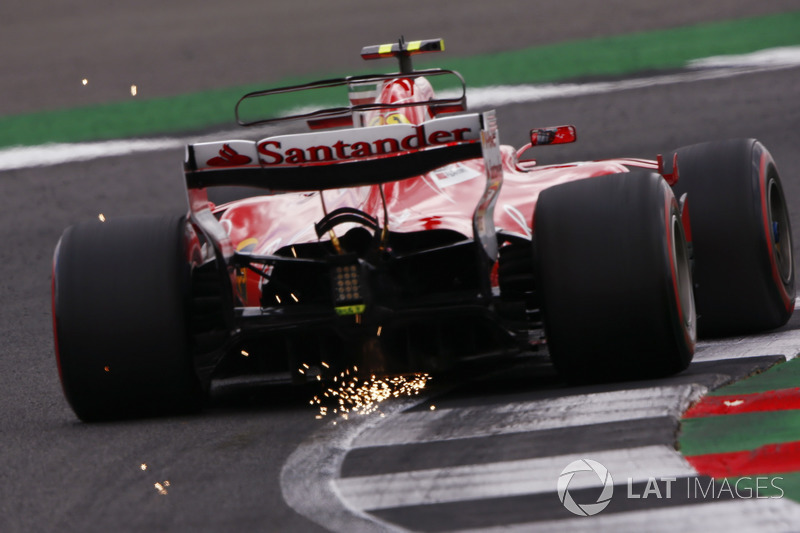 Kimi Raikkonen, Ferrari SF70H, sacando chispas