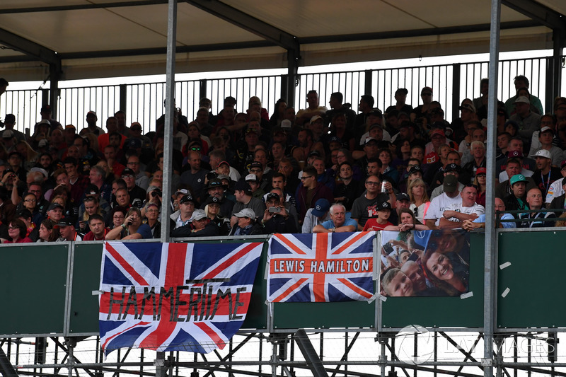 Lewis Hamilton, Mercedes AMG F1 fans and banners
