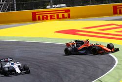 Stoffel Vandoorne, McLaren MCL32, sort de piste après un contact avec Felipe Massa, Williams FW40