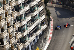 Sebastian Vettel, Ferrari SF70H, supera Pascal Wehrlein, Sauber C36-Ferrari
