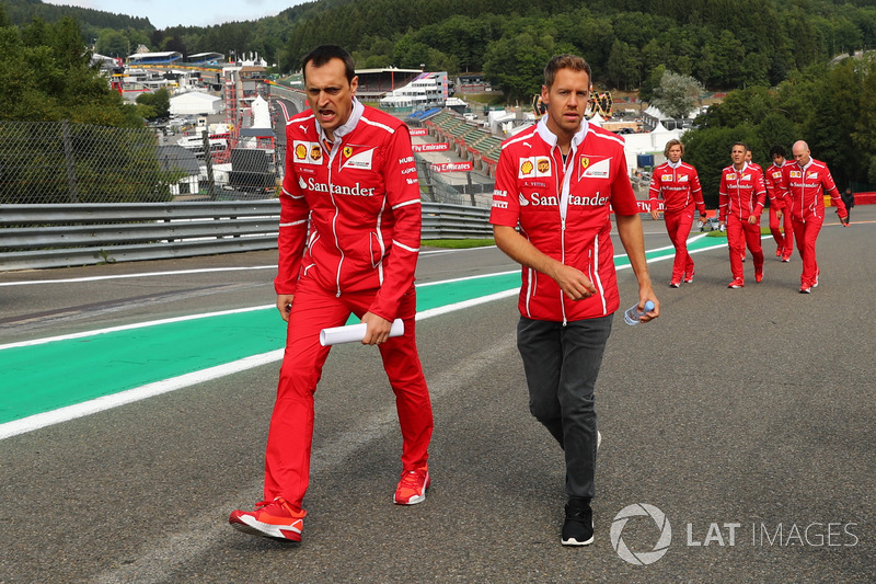 Sebastian Vettel, Ferrari cammina lungo il circuito con l'ingegnere di pista Adami, Ferrari