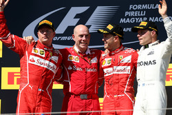 Podio: il vincitore della gara Sebastian Vettel, Ferrari, il secondo classificato Kimi Raikkonen, Ferrari, il terzo classificato Valtteri Bottas, Mercedes AMG F1, Jock Clear, Chief Engineer Ferrari