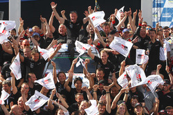 Tommi Mäkinen, directeur de Toyota Racing en WRC, fête la victoire avec son équipe