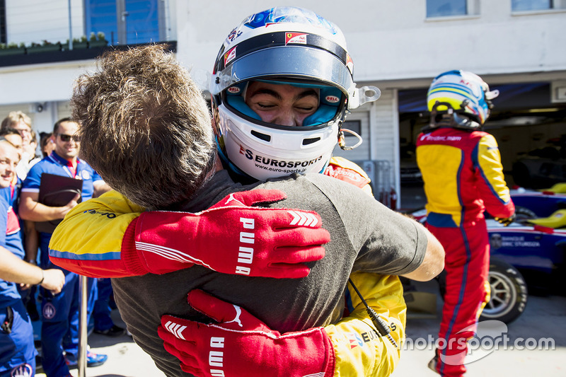 Ganador de la carrera Giuliano Alesi, Trident, con su padre Jean Alesi