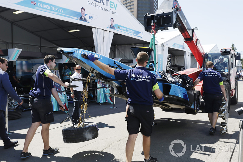 El coche dañado de Sébastien Buemi, Renault e.Dams, es llevado a pits después del choque