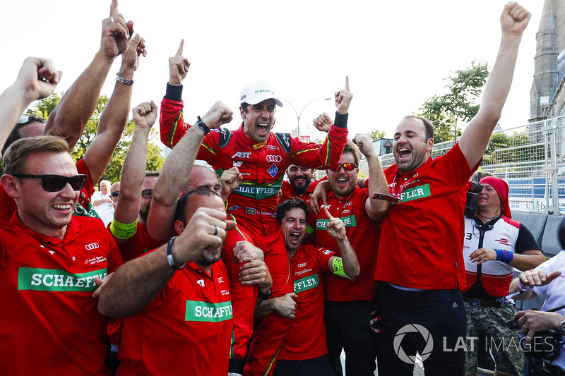 Lucas di Grassi, ABT Schaeffler Audi Sport, celebrates with his team after winnin the championship