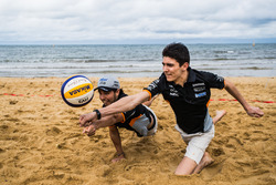 Esteban Ocon y Sergio Pérez juegan volleyball de playa