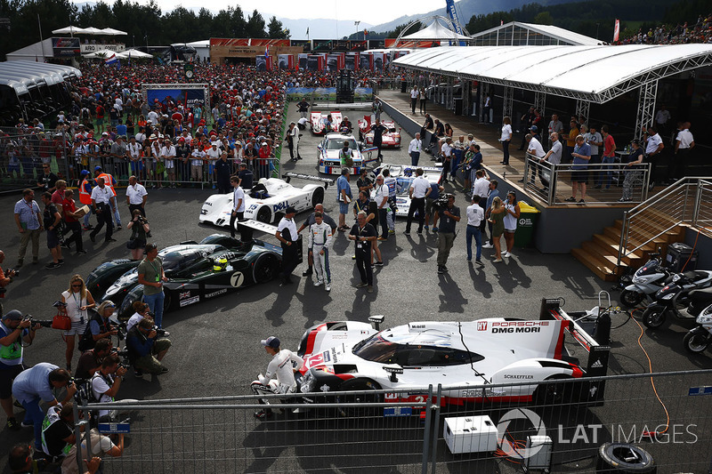 Brendon Hartley posa con un Porsche 919 sportcar. Un Bentley, BMW V12 LMR, Group C Porsche, BMW CSL,