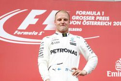 Podium: racewinnaar Valtteri Bottas, Mercedes AMG F1