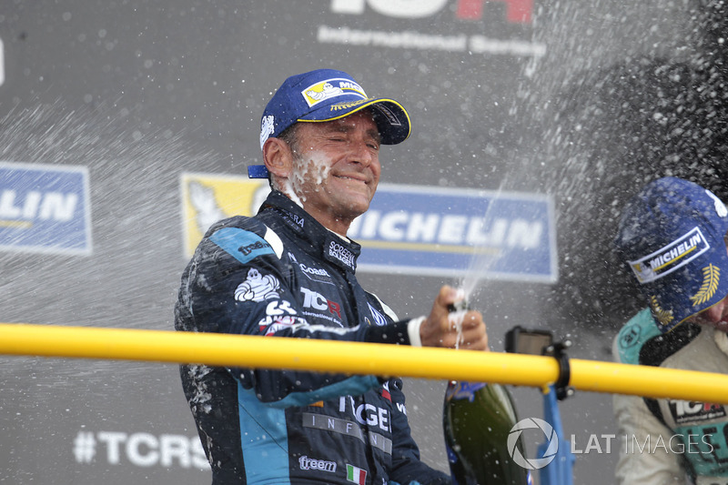 Podio: il vincitore della gara Gianni Morbidelli, West Coast Racing, Volkswagen Golf GTi TCR