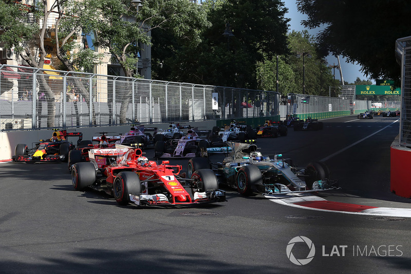 Kimi Raikkonen, Ferrari SF70H, Valtteri Bottas, Mercedes AMG F1 W08 at the start of the race