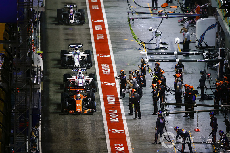 Fernando Alonso, McLaren MCL32 devant Lance Stroll, Williams FW40, Felipe Massa, Williams FW40 et Romain Grosjean, Haas F1 Team VF-17 dans les stands