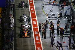 Fernando Alonso, McLaren MCL32 leads Lance Stroll, Williams FW40, Felipe Massa, Williams FW40 and Ro