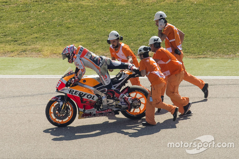 Marc Marquez, Repsol Honda Team met marshals na zijn crash