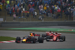 Daniel Ricciardo, Red Bull Racing RB13, leads Kimi Raikkonen, Ferrari SF70H, and Sebastian Vettel, F