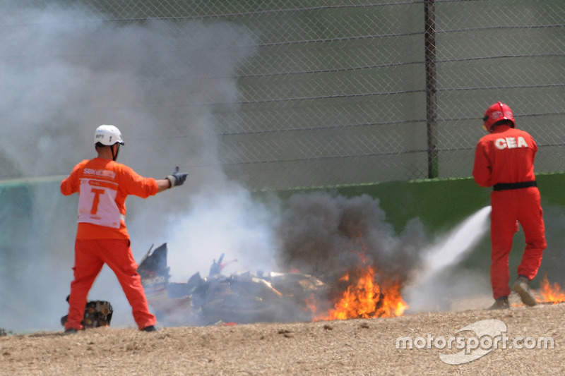 La moto en fuego de Eugene Laverty, Milwaukee Aprilia World Superbike Team