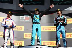 Podium: ganador, Arjun Maini, Jenzer Motorsport, segundo, Dorian Boccolacci, Trident, tercero, Aless