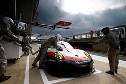 #91 Porsche Team Porsche 911 RSR: Richard Lietz, Frédéric Makowiecki