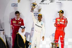 Podio: il vincitore Sebastian Vettel, Ferrari, il secondo classificato Lewis Hamilton, Mercedes AMG 