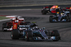 Валттери Боттас, Mercedes AMG F1 W08, Себастьян Феттель, Ferrari SF70H, и Льюис Хэмилтон, Mercedes A